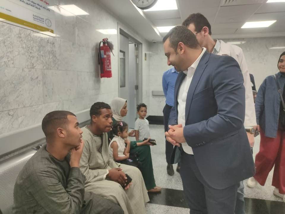 لقاء المواطنين داخل مستشفى الكرنك لمتابعة الخدمات لهم لقاء المواطنين داخل مستشفى الكرنك لمتابعة الخدمات لهم