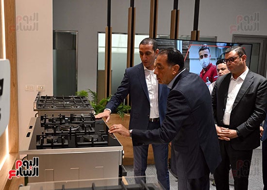 رئيس الوزراء يفتتح أول مصنع لشركة BSH (6)
