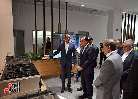 رئيس الوزراء يفتتح أول مصنع لشركة BSH (5)