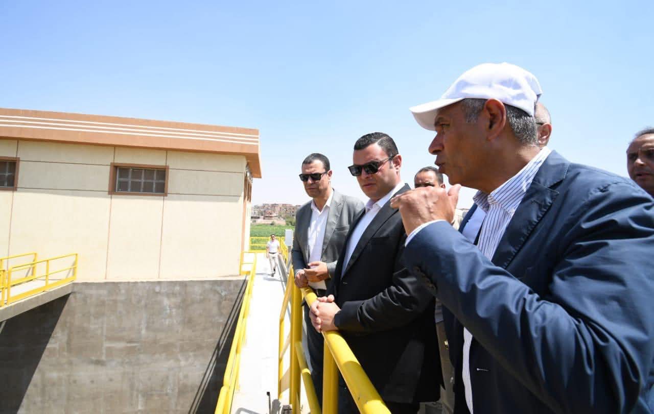 الوزير والمحافظ خلال الجولة