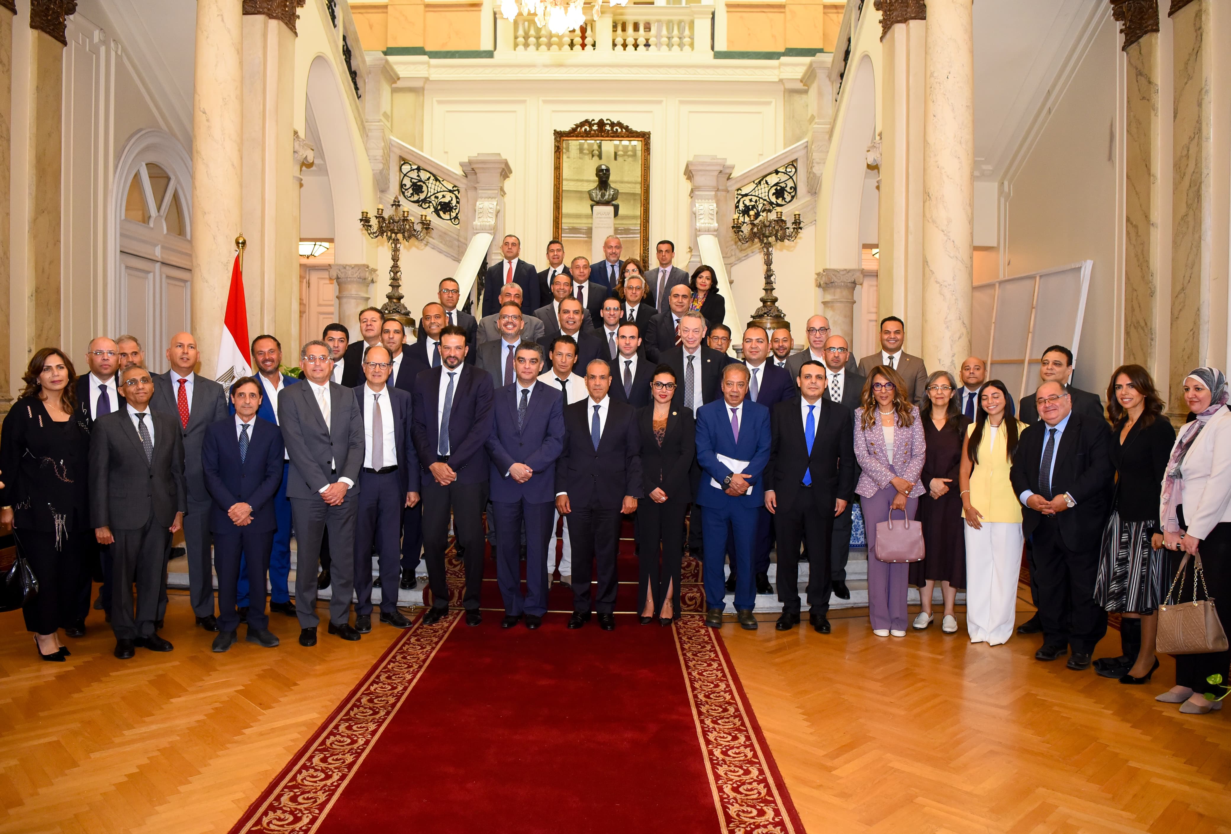 بدر عبد العاطى مع الحضور