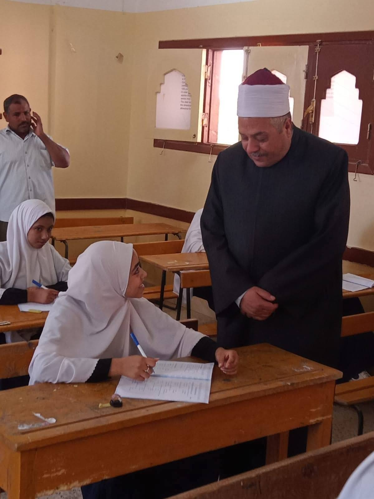رئيس قطاع المعاهد الأزهرية يتفقد لجنة فتيات الدير بمدينة إسنا