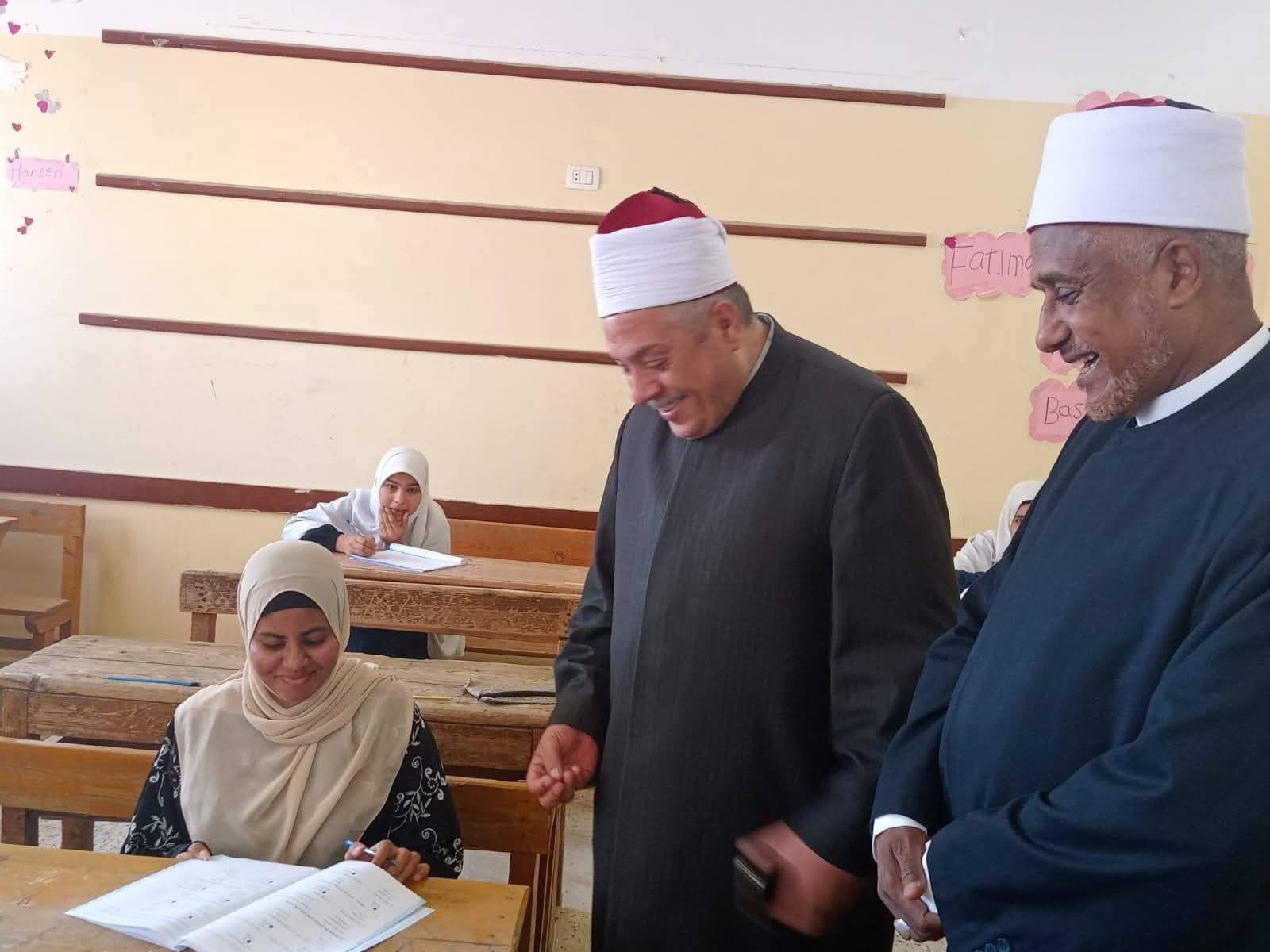 جولة بلجنة فتيات الدير بمدينة إسنا لمتابعة إمتحانات الثانوية الأزهرية