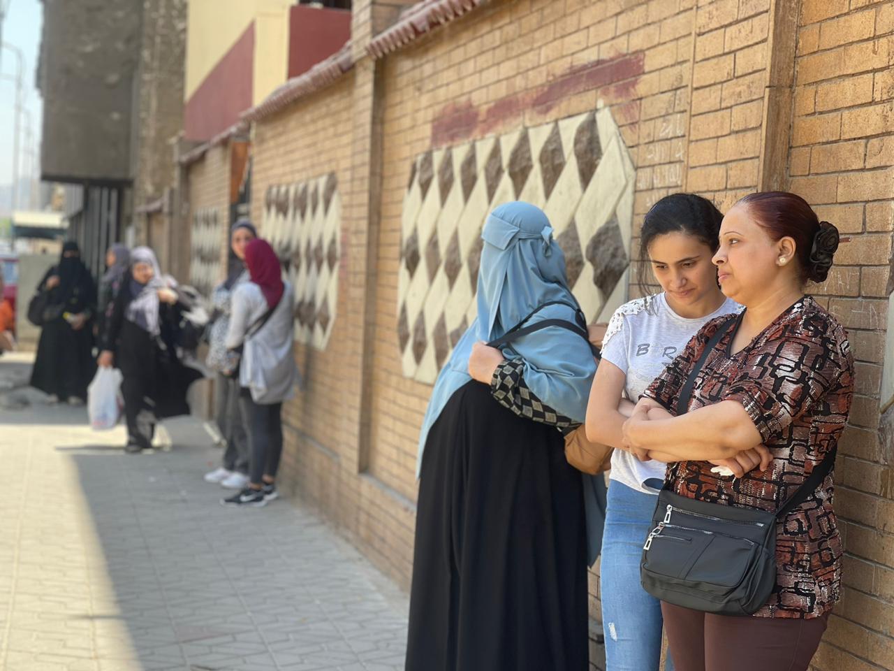 امهات الطلاب  فى انتظار خروج أبنائهم من اللجان للاطمئنان عليهم