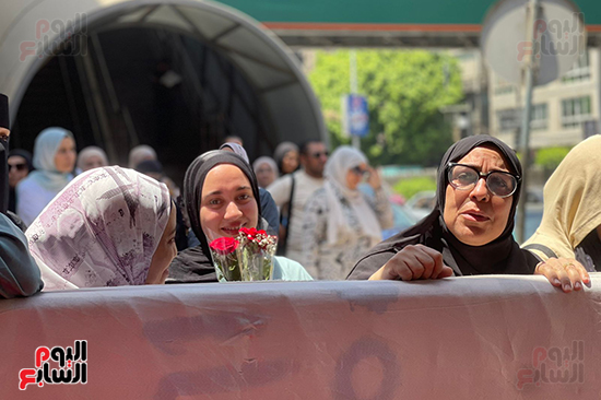 فى-انتظار-شقيقتها-وابنة-خالتها-بالورود