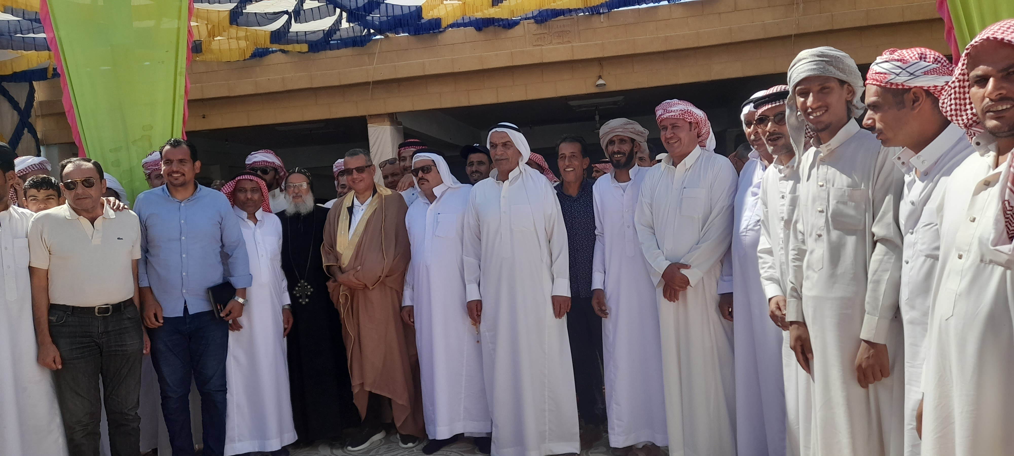 إهداء المحافظ عباءة وهى الزى الرسمى للقبائل فى راس سدر