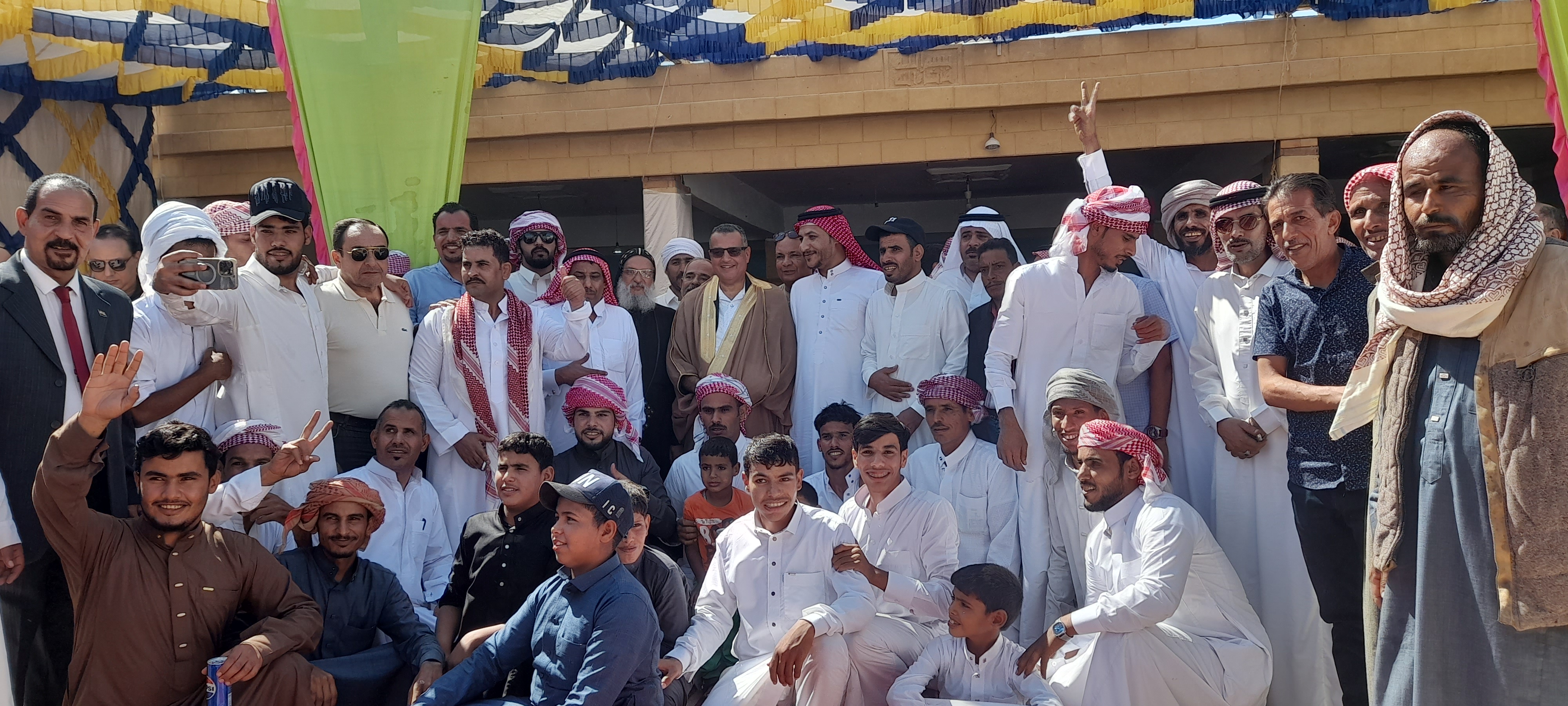 محافظ جنوب سيناء يرتدى عباءة مهداة من مشايخ قبائل مدينة رأس سدر