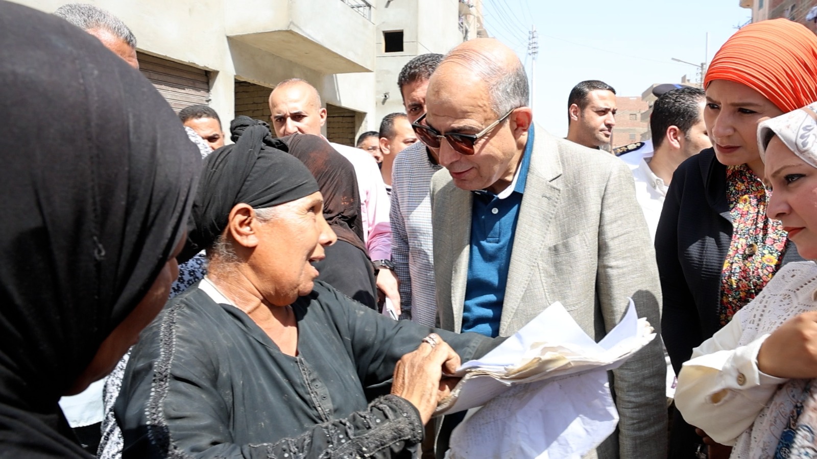 محافظ المنيا بين المواطنين
