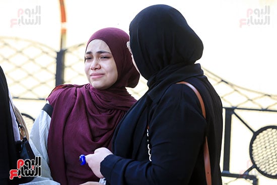 تأثر طالبة بامتحان اللغة الأجنبية الأولى تأثر طالبة بامتحان اللغة الأجنبية الأولى