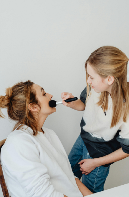 فتاة توضع مكياج لوالدتها