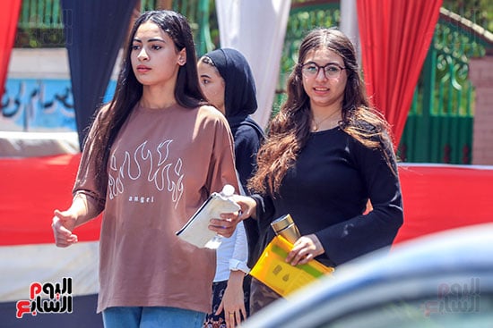 خروج طلاب الثانوية العامة من اللجان خروج طلاب الثانوية العامة من اللجان
