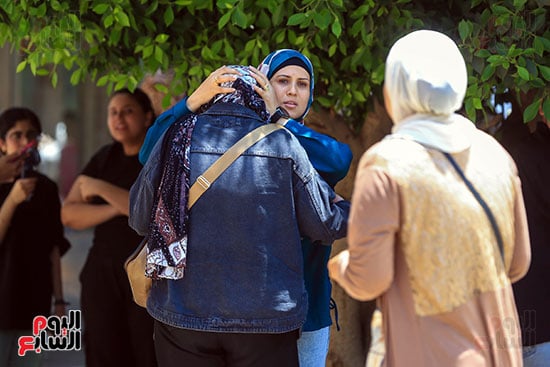 الأمهات يحتضن بناتهن عند الخروج من اللجان الأمهات يحتضن بناتهن عند الخروج من اللجان