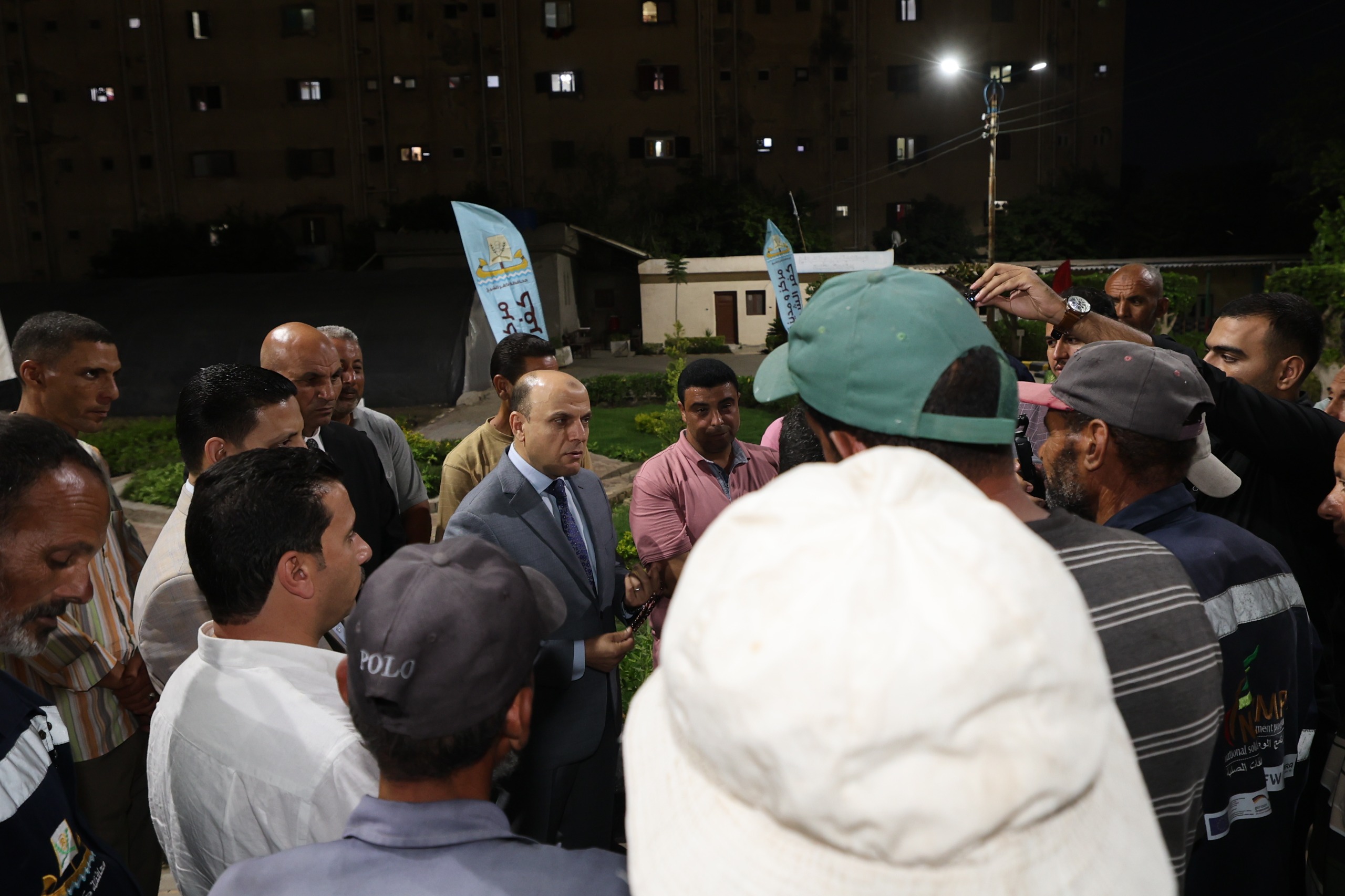 محافظ كفر الشيخ يلتقي بالعمال