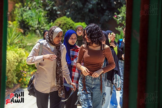 الطالبات ينتهين من امتحان اللغة الأجنبية الأولى الطالبات ينتهين من امتحان اللغة الأجنبية الأولى