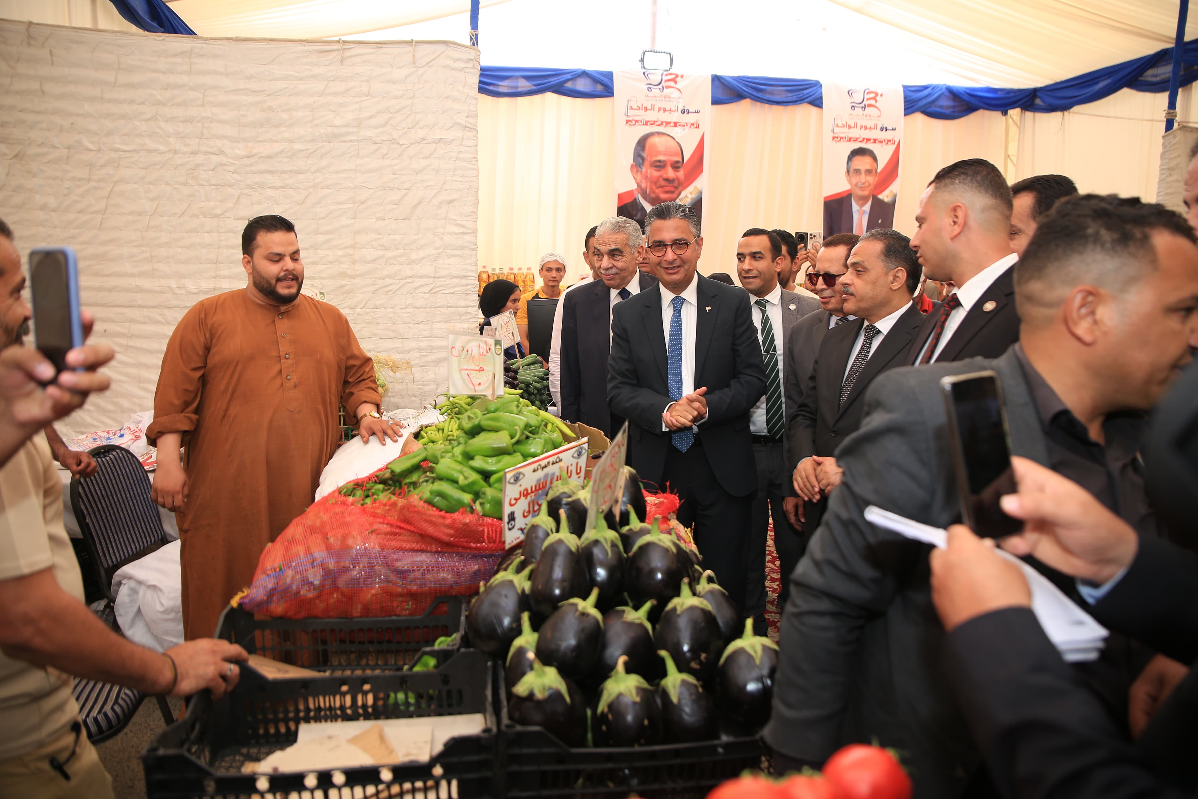 خلال افتتاح سوق اليوم الواحد بالعاشر من رمضان