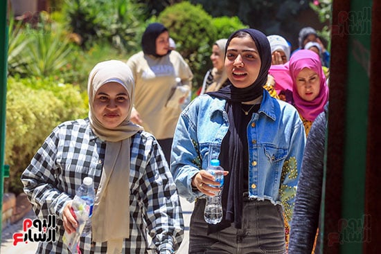 فرحة الطلاب بعد الخروج من لجان الامتحان فرحة الطلاب بعد الخروج من لجان الامتحان