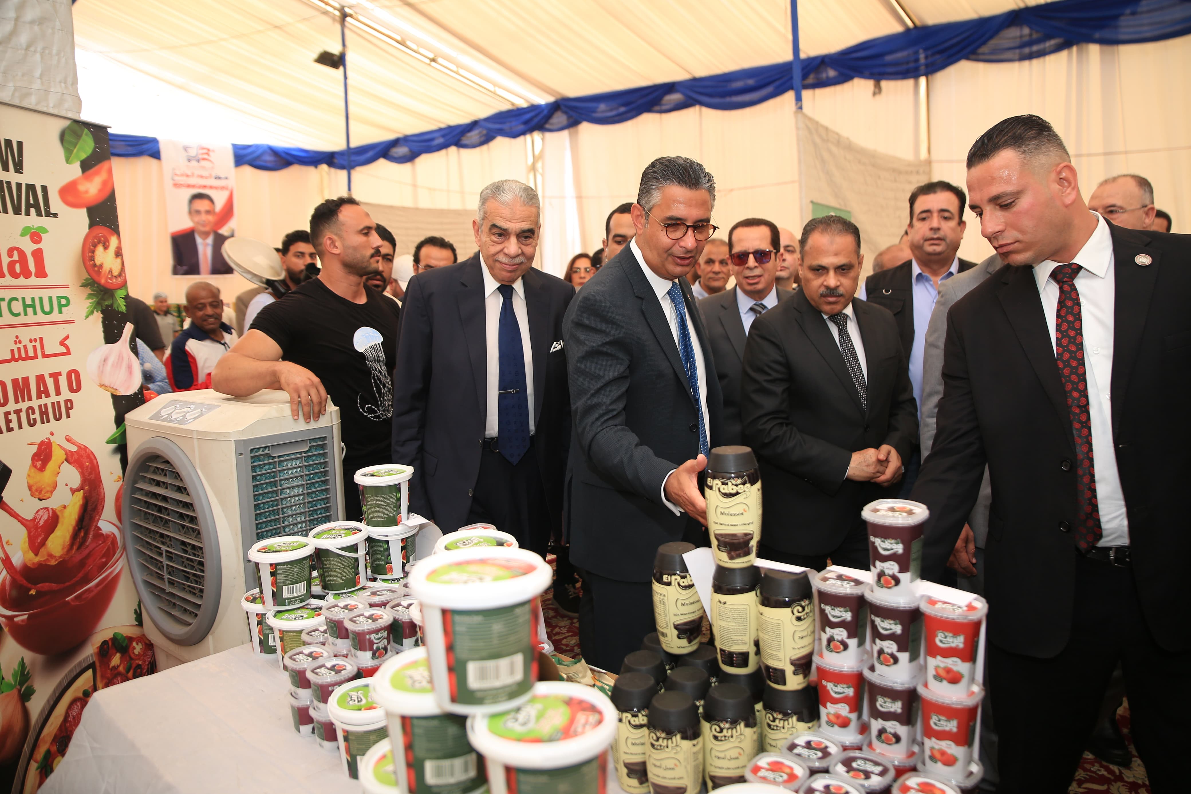 خلال افتتاح وزير التموين ومحافظ الشرقية سوق اليوم الواحد بمدينة العاشر من رمضان