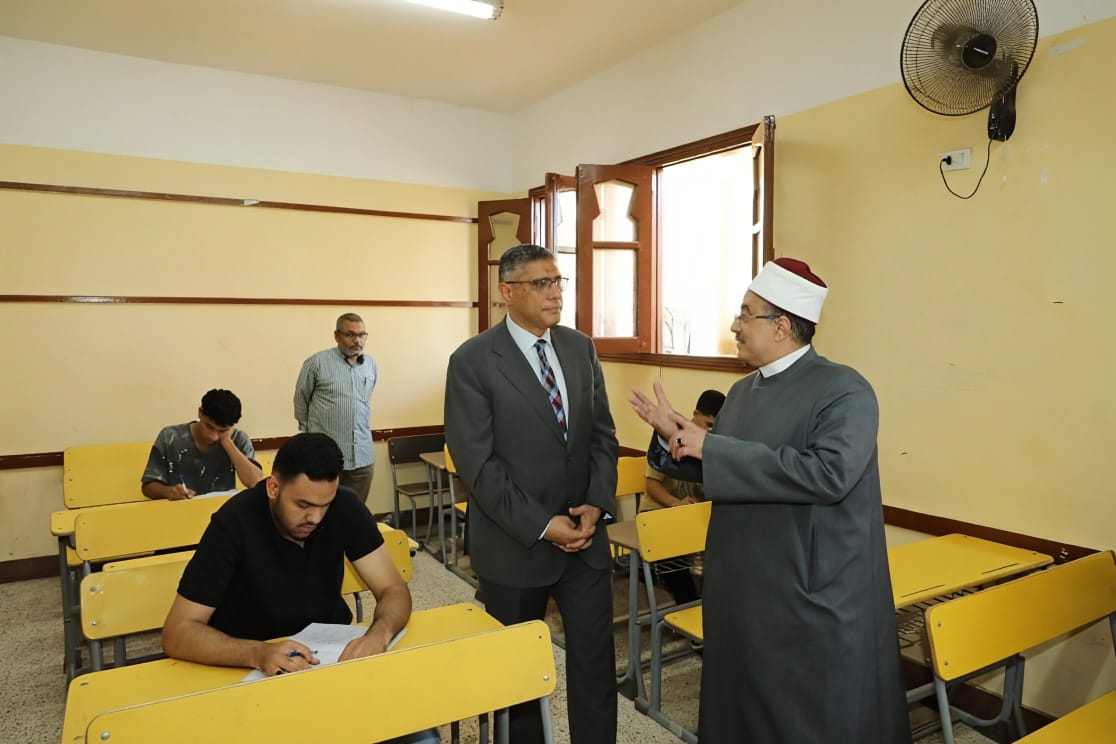 محافظ الجيزة يتابع سير امتحانات شهادة الثانوية الأزهرية محافظ الجيزة يتابع سير امتحانات شهادة الثانوية الأزهرية