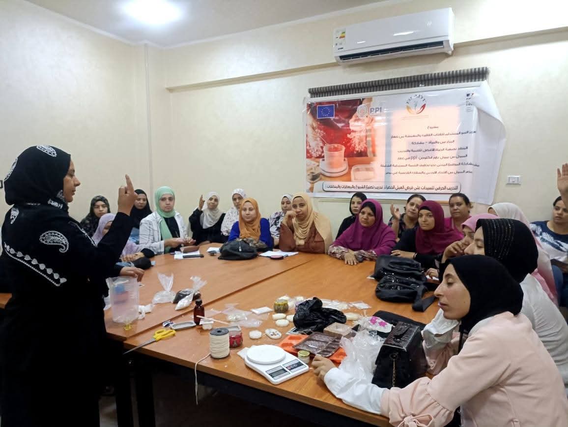 تدريب الفتيات على شغل الهاند ميد 
