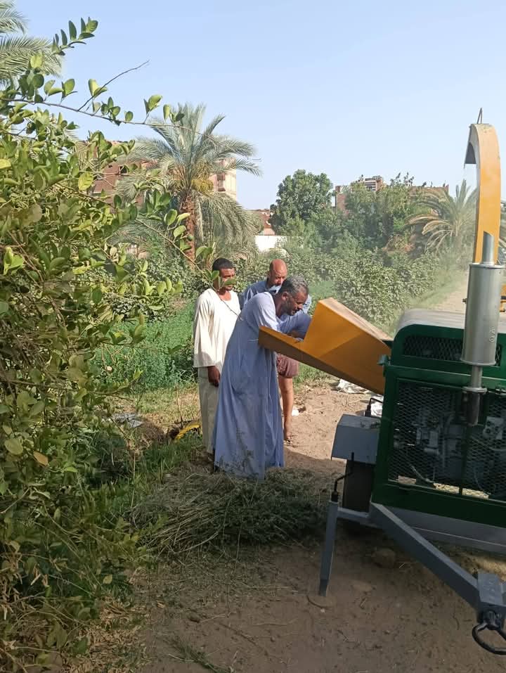 المزارعون يستخدمون الماكينة المزارعون يستخدمون الماكينة