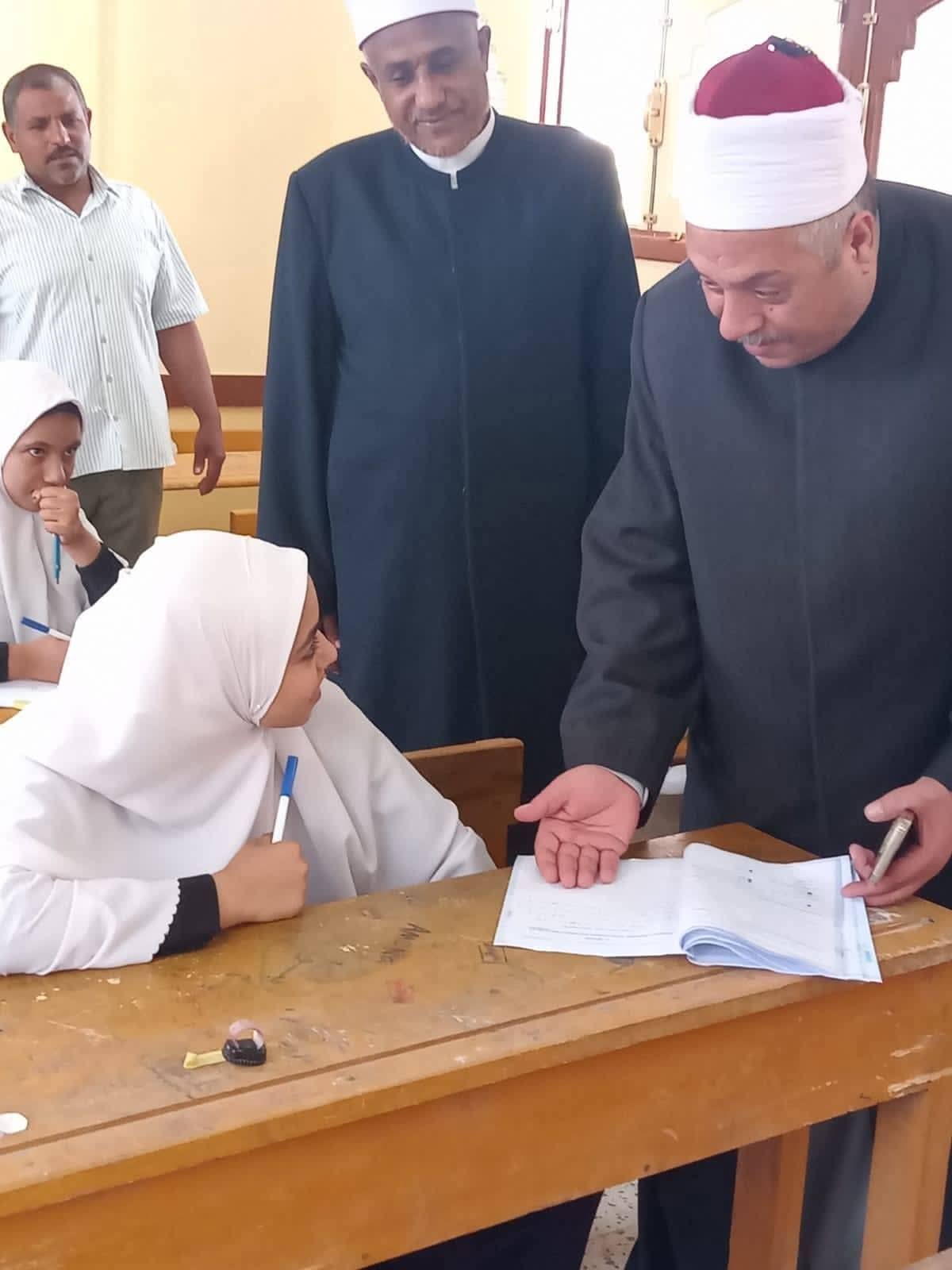 متابعة لجنة فتيات الدير بمدينة إسنا لمتابعة إمتحانات الثانوية الأزهرية