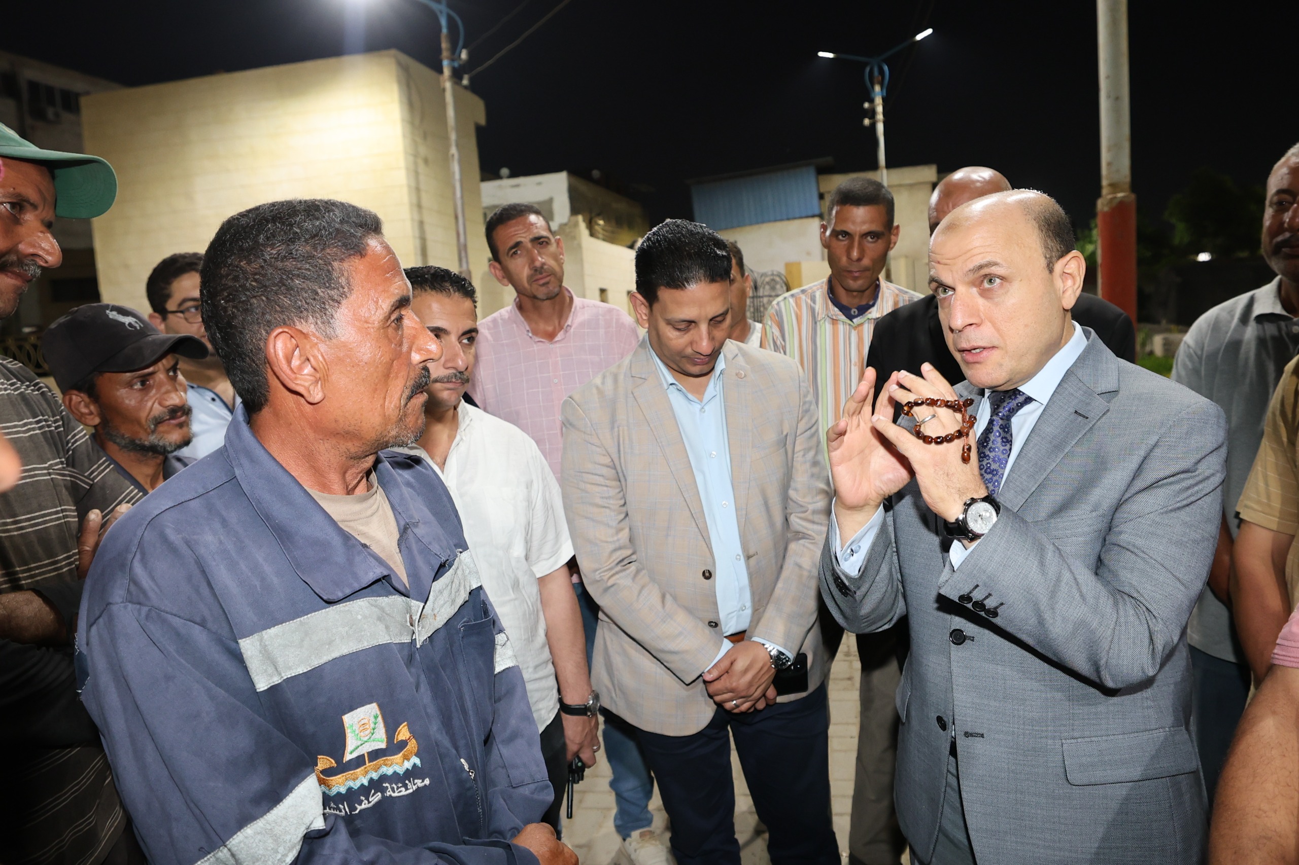محافظ كفر الشيخ يلتقي بعمال المشتل