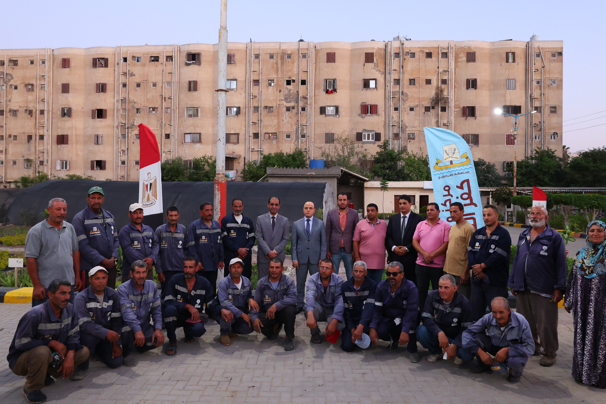 محافظ كفر الشيخ مع العمال