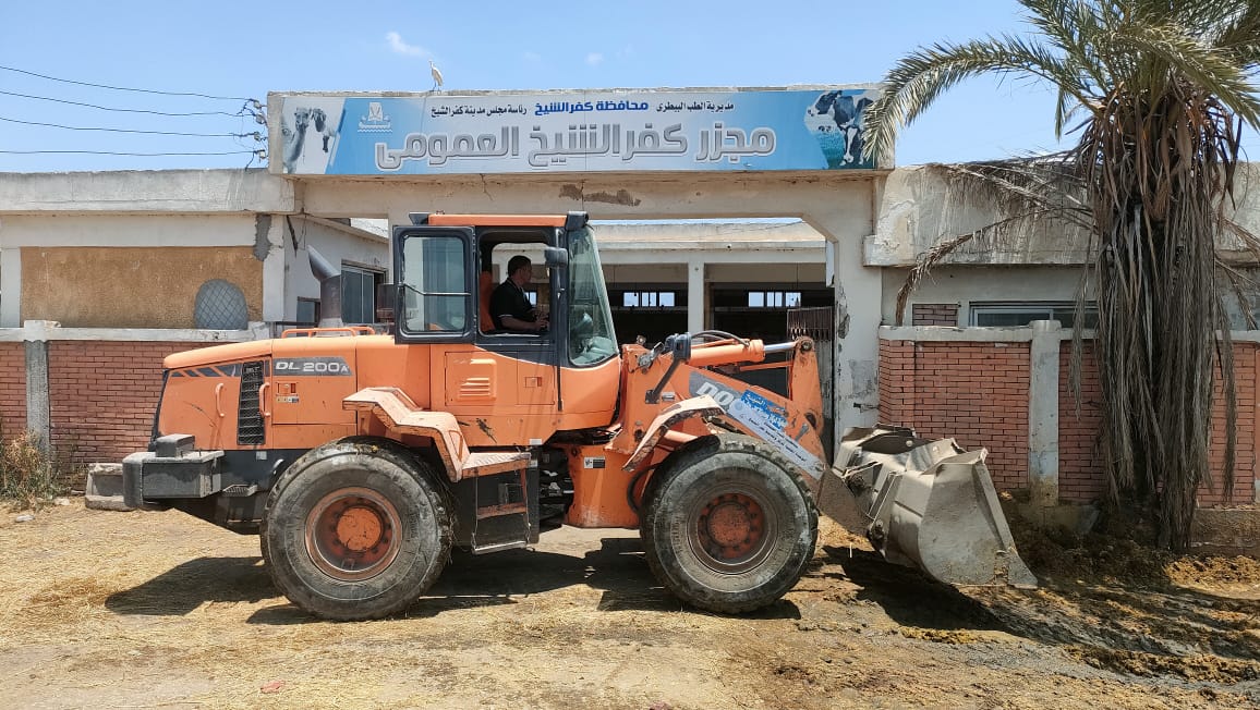 رفع الاتربة والرمال حول مجزر كفر الشيخ رفع الاتربة والرمال حول مجزر كفر الشيخ
