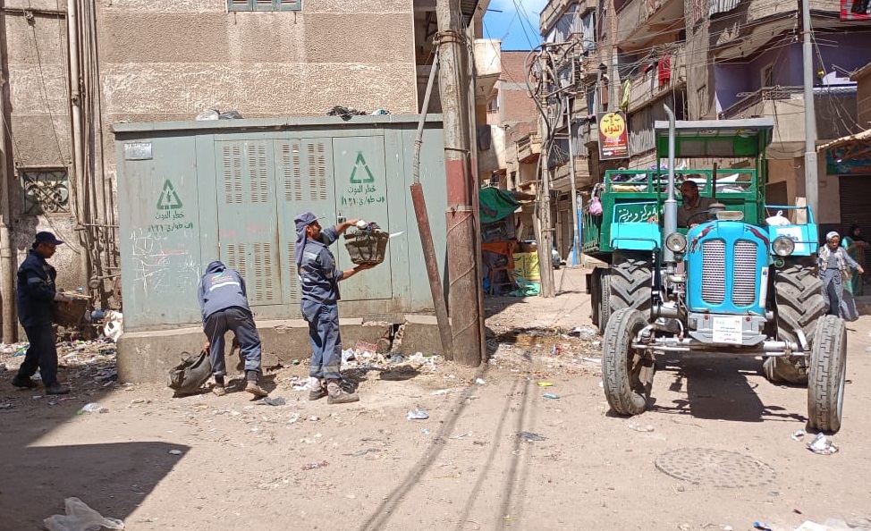 جانب من رفع القمامة من الشوارع