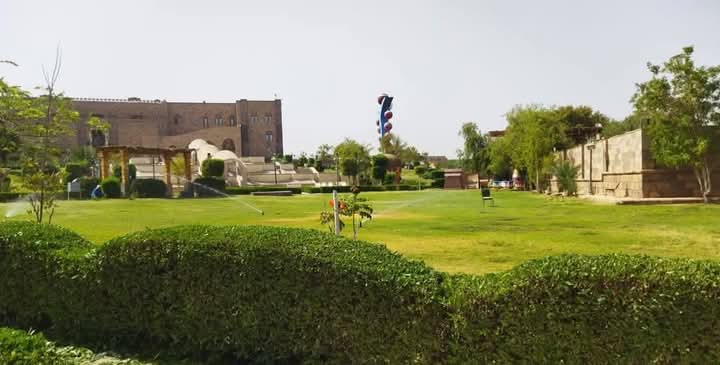 المساحات الخضراء حول المركز الثقافي