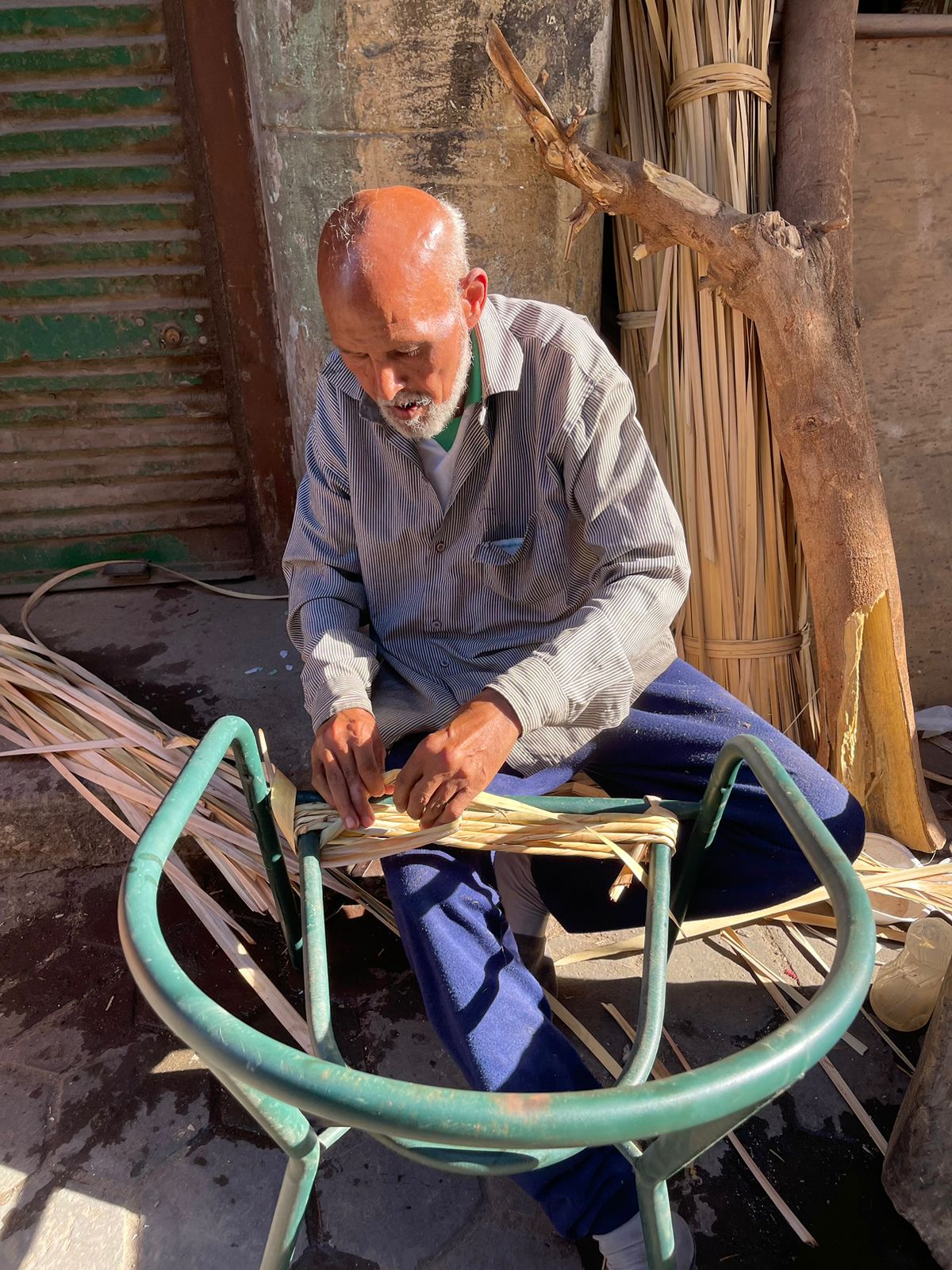 عم عطية أثناء صناعة كرسي قش البردي