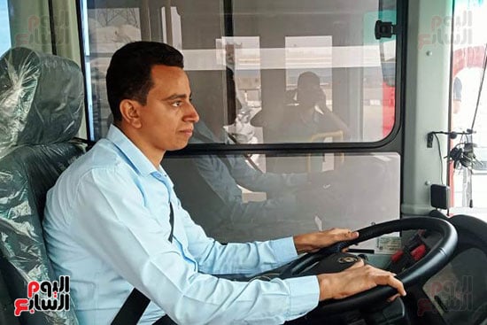 إحدى السائقين داخل الأتوبيس إحدى السائقين داخل الأتوبيس
