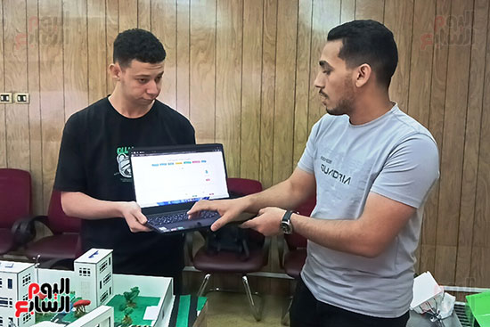 الطلاب يشرحون