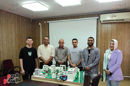 مجموعة الطلاب مع الزميل صبرى غانم