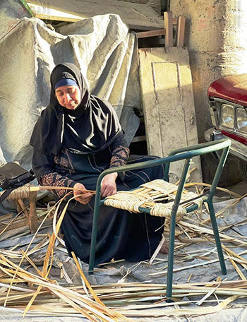 إتقان الست صفاء في صناعة الكرسي إتقان الست صفاء في صناعة الكرسي