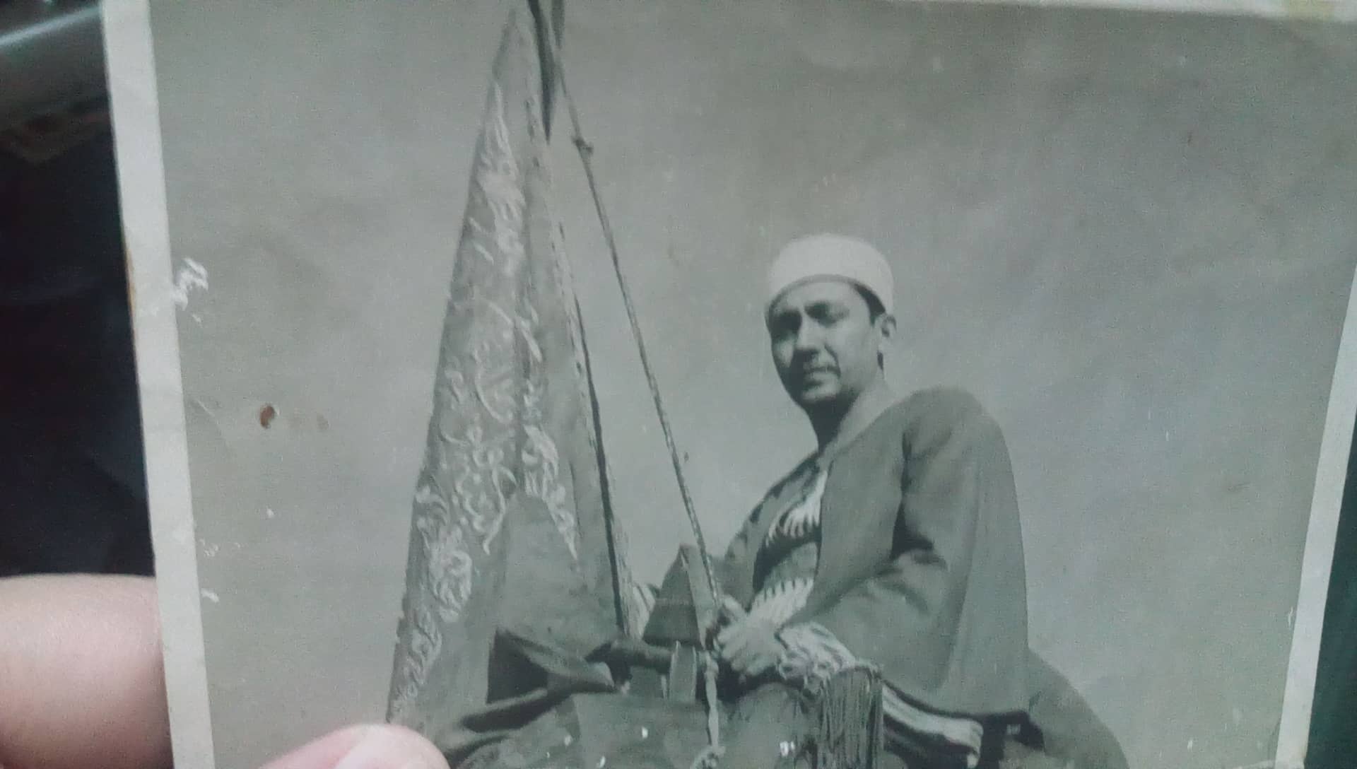 صورة قديمة لآخر من حمل لواء المحمل صورة قديمة لآخر من حمل لواء المحمل
