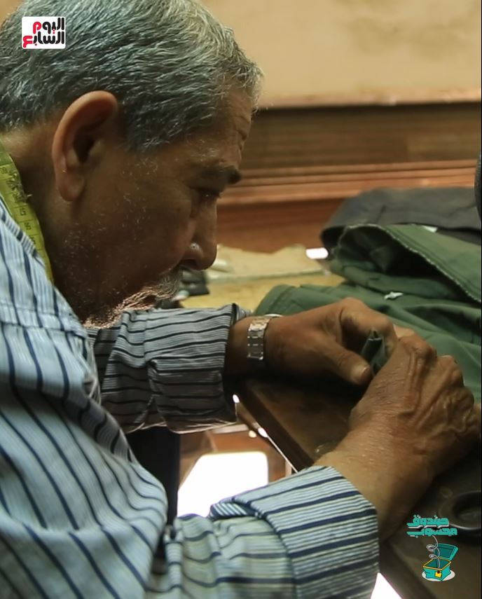 عم سعد يخيط الملابس بمحله