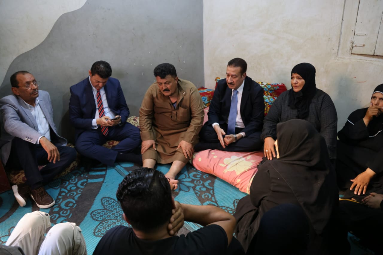 محافظ المنوفية خلال تقديم واجب العزاء (2)