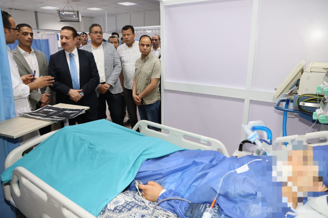 محافظ المنوفية يطمئن على إحدى المصابات فى حادث الطريق الإقليمي محافظ المنوفية يطمئن على إحدى المصابات فى حادث الطريق الإقليمي