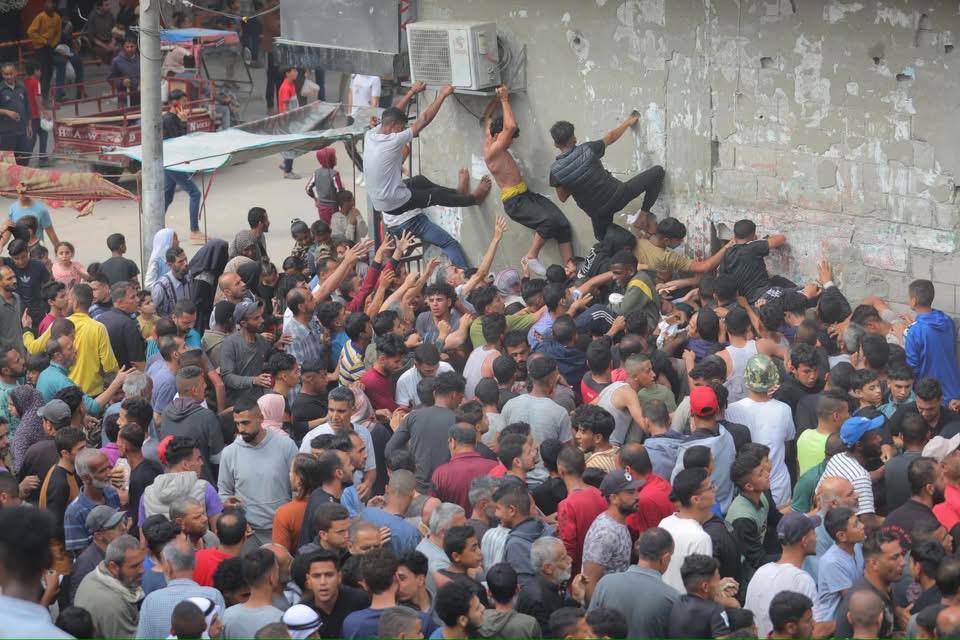 فلسطينيون يحاولون الحصول على المساعدات