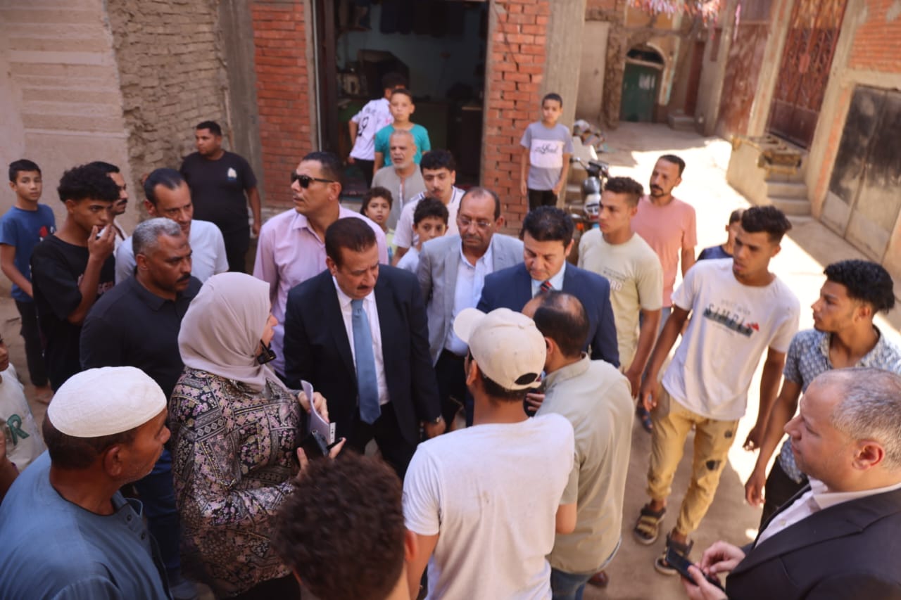 محافظ المنوفية خلال تقديم واجب العزاء (3)