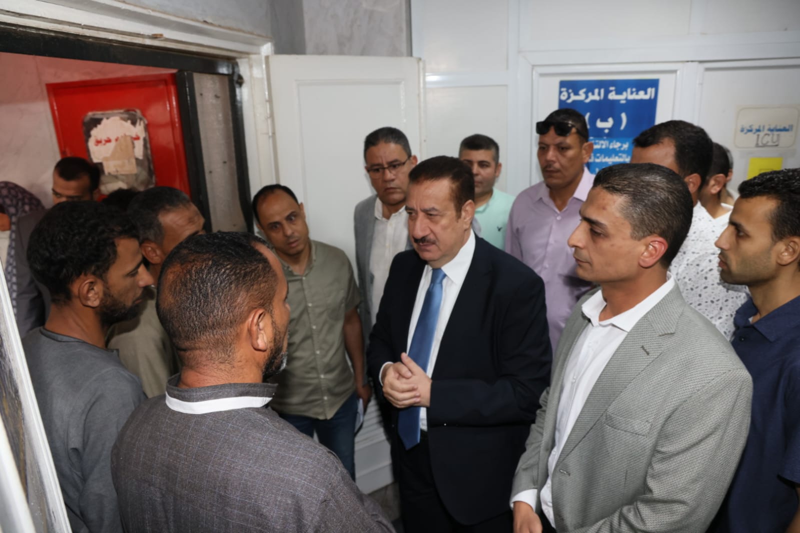 محافظ المنوفية مع أسر المصابين محافظ المنوفية مع أسر المصابين