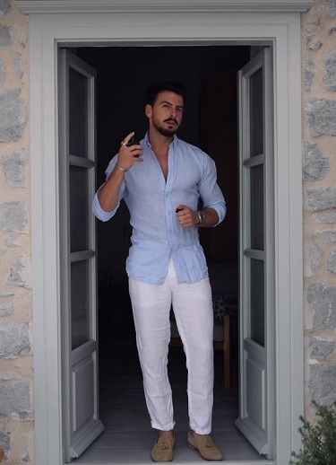 قميص كتان مع بنطلون أبيض