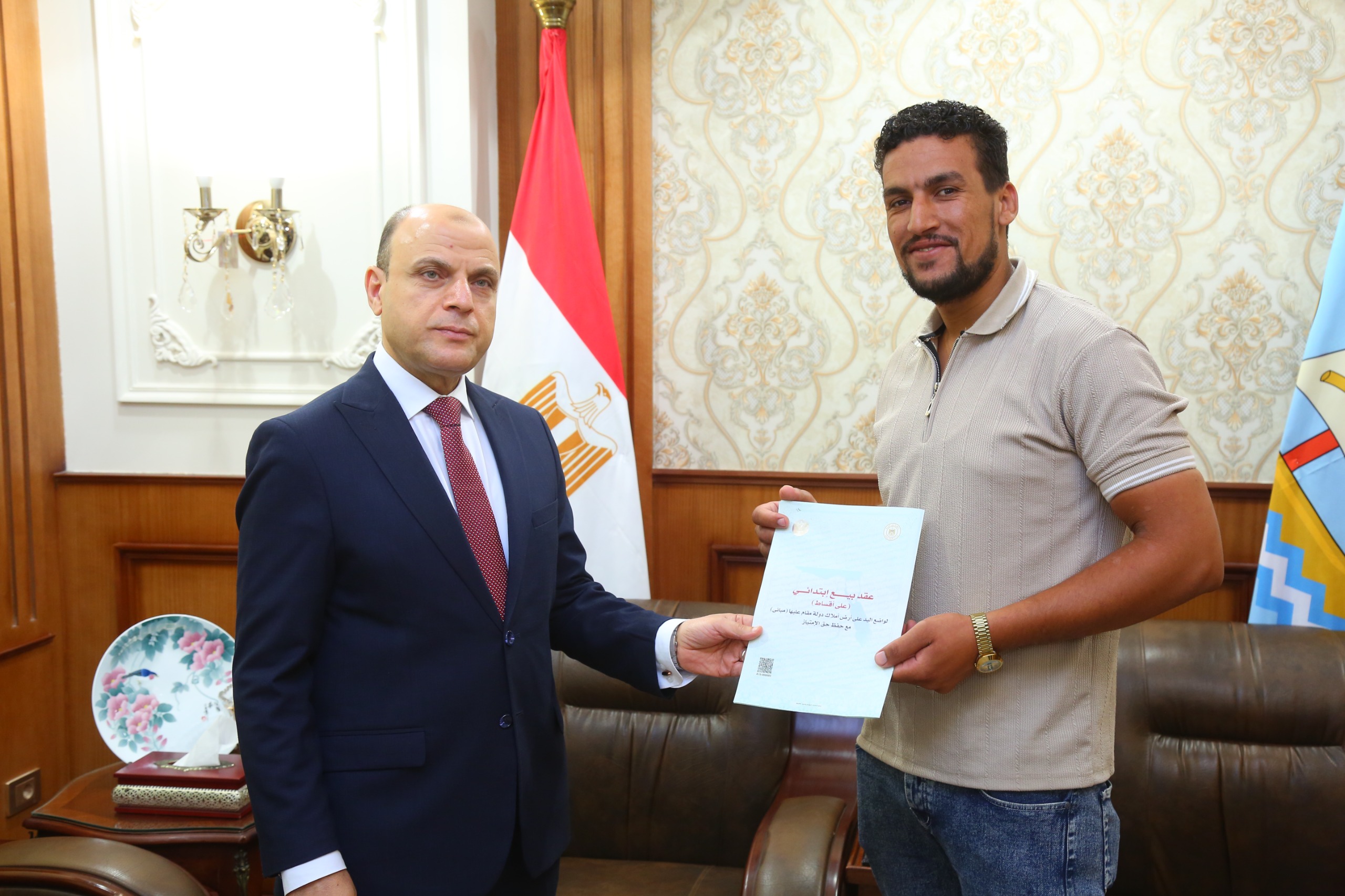 تسليم عقد تقنين لمواطن بكفر الشيخ تسليم عقد تقنين لمواطن بكفر الشيخ