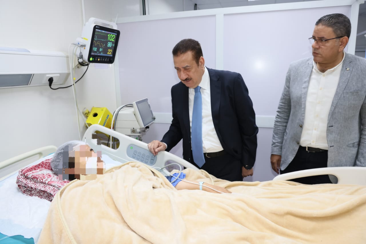 محافظ المنوفية يطمئن على إحدى المصابات فى الحادث محافظ المنوفية يطمئن على إحدى المصابات فى الحادث