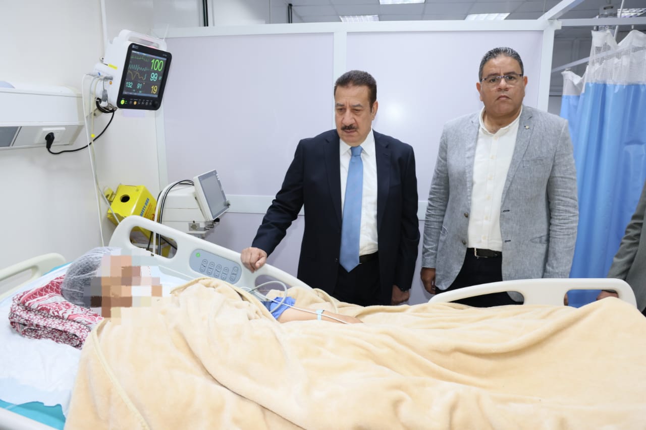 محافظ المنوفية يطمئن على إحدى المصابات محافظ المنوفية يطمئن على إحدى المصابات
