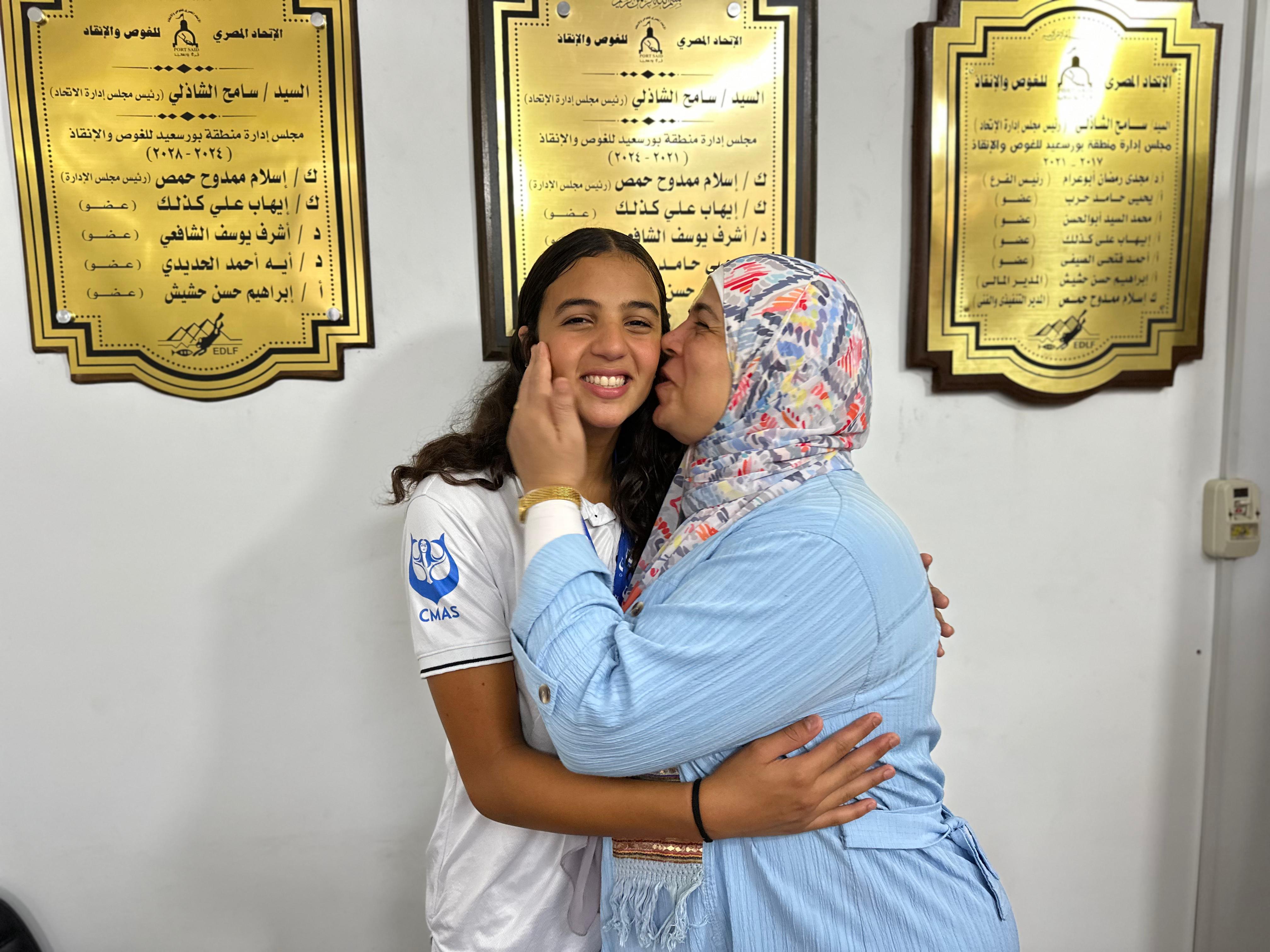 الام تفرح ببنتها الام تفرح ببنتها