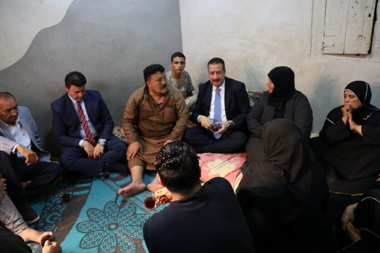محافظ المنوفية خلال تقديم واجب العزاء (1)