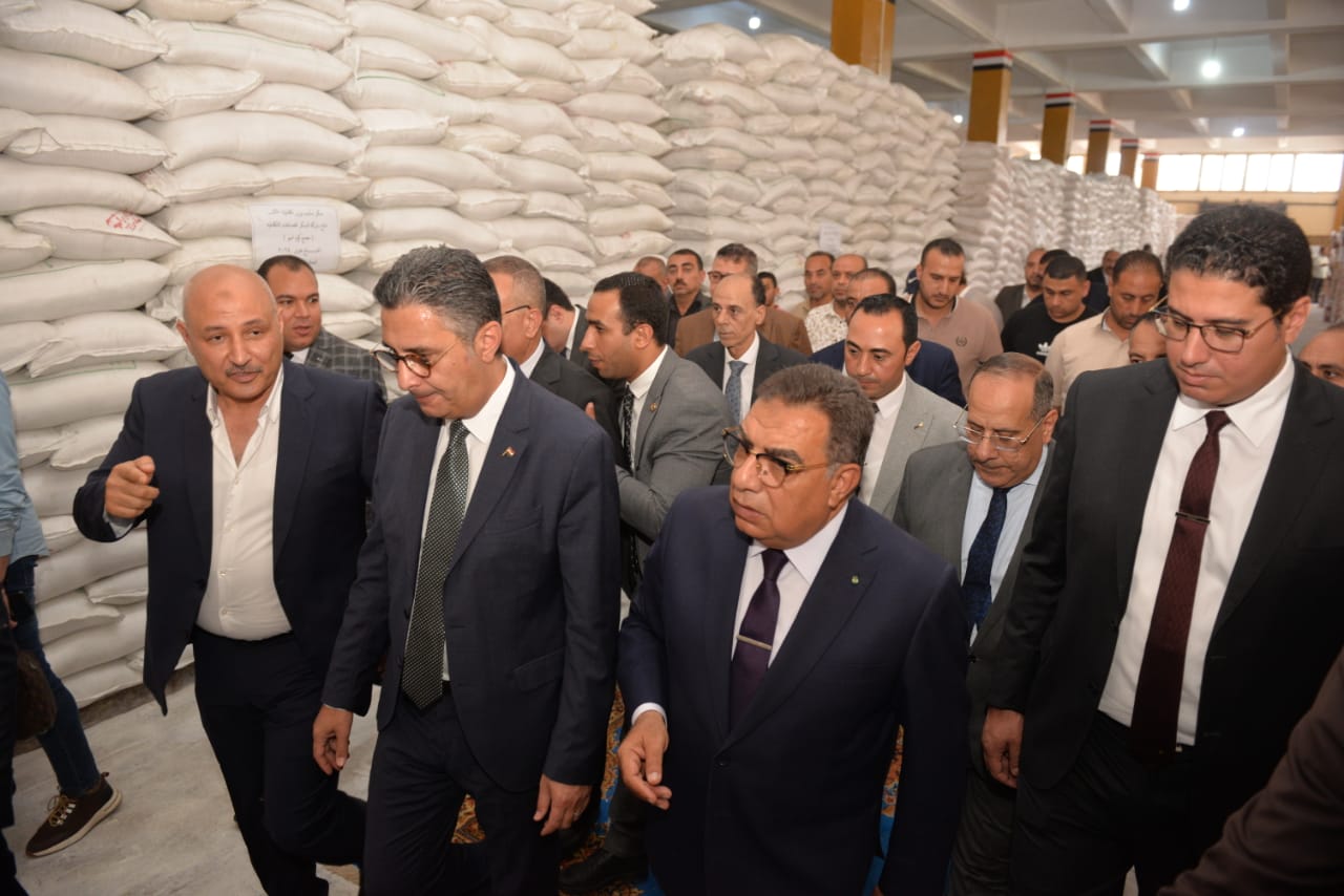 جانب من جولة وزير التموين ومحافظ الدقهلية جانب من جولة وزير التموين ومحافظ الدقهلية