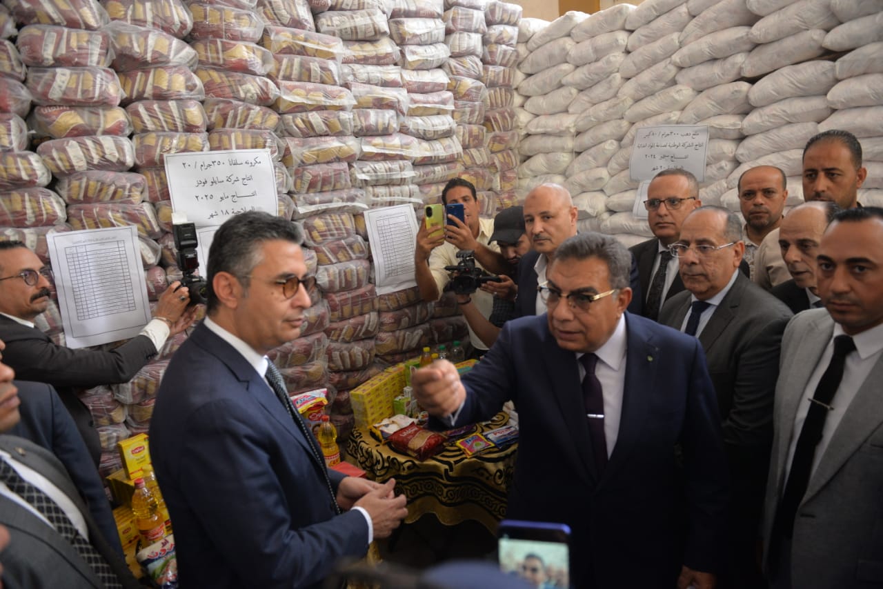 وزير التموين ومحافظ الدقهلية خلال جولتهما وزير التموين ومحافظ الدقهلية خلال جولتهما